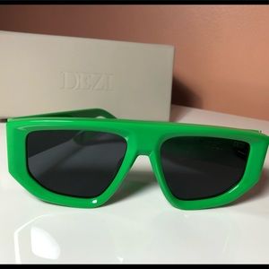 Dezi ‘backtrack’ sunglasses in green